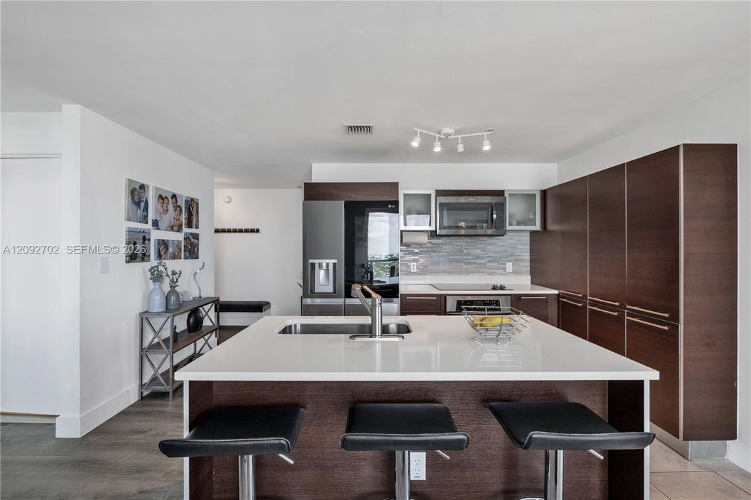 For Rent: $3,950 (2 beds, 2 baths, 1180 Square Feet)