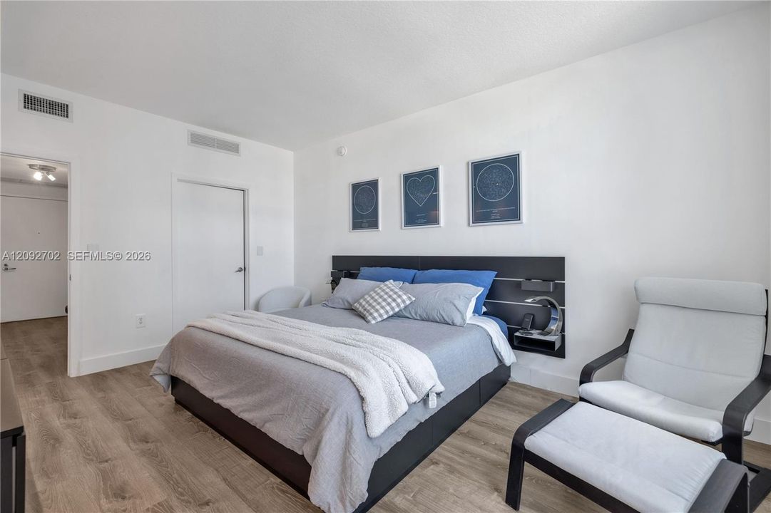 For Rent: $3,950 (2 beds, 2 baths, 1180 Square Feet)