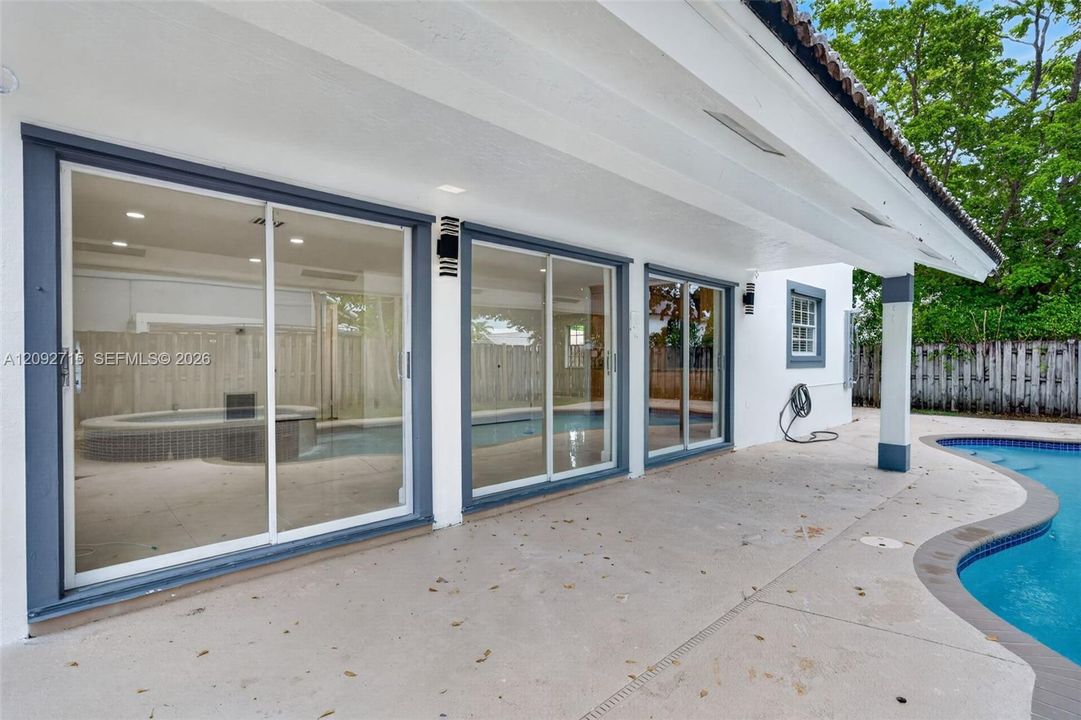 En Venta: $699,000 (5 camas, 2 baños, 2820 Pies cuadrados)