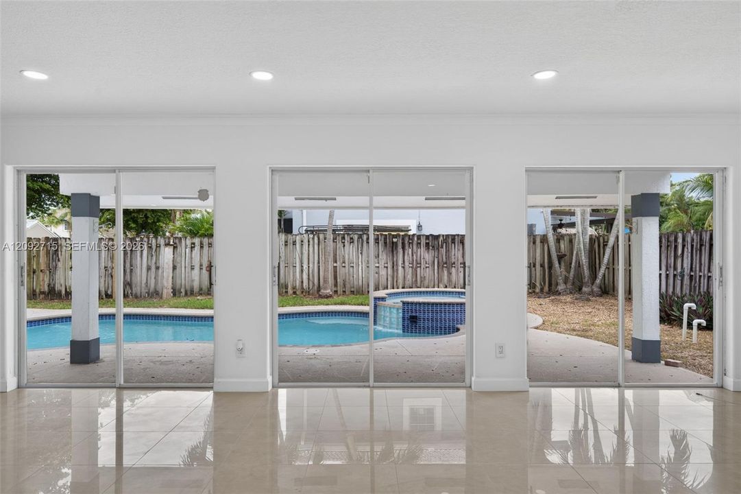 En Venta: $699,000 (5 camas, 2 baños, 2820 Pies cuadrados)