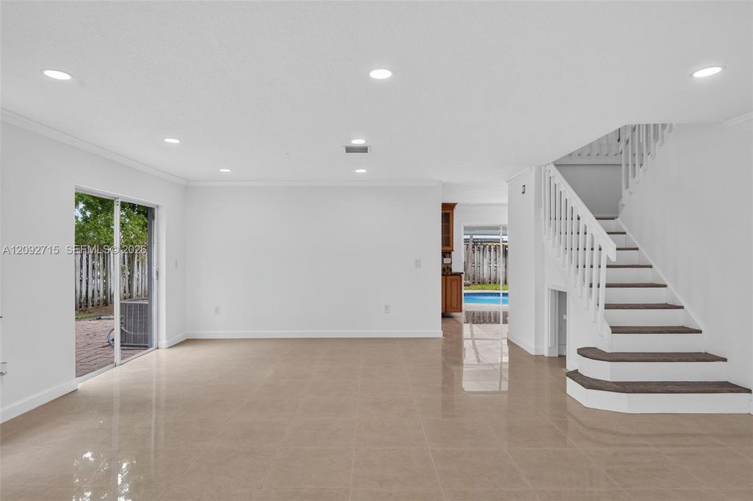 En Venta: $699,000 (5 camas, 2 baños, 2820 Pies cuadrados)