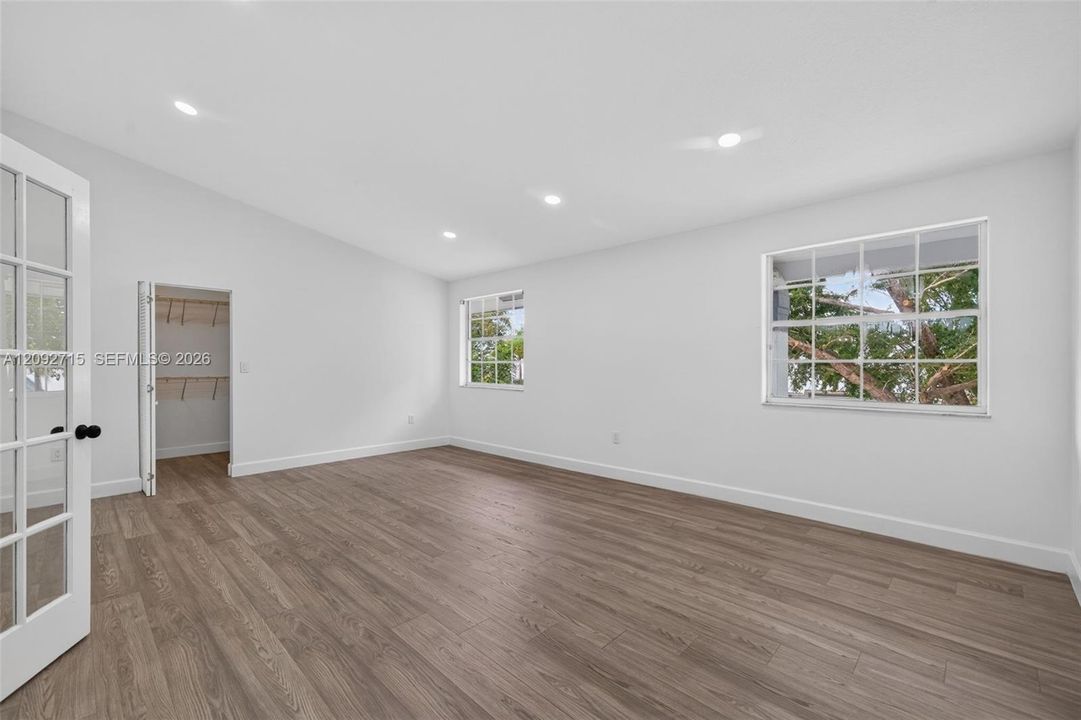 En Venta: $699,000 (5 camas, 2 baños, 2820 Pies cuadrados)