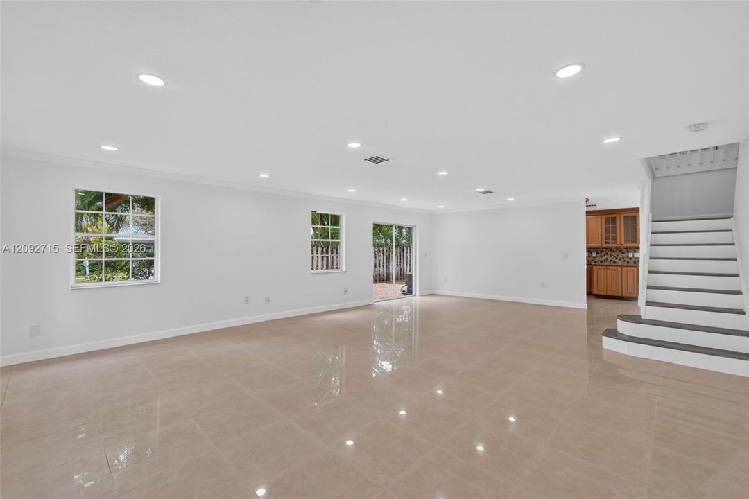 En Venta: $699,000 (5 camas, 2 baños, 2820 Pies cuadrados)