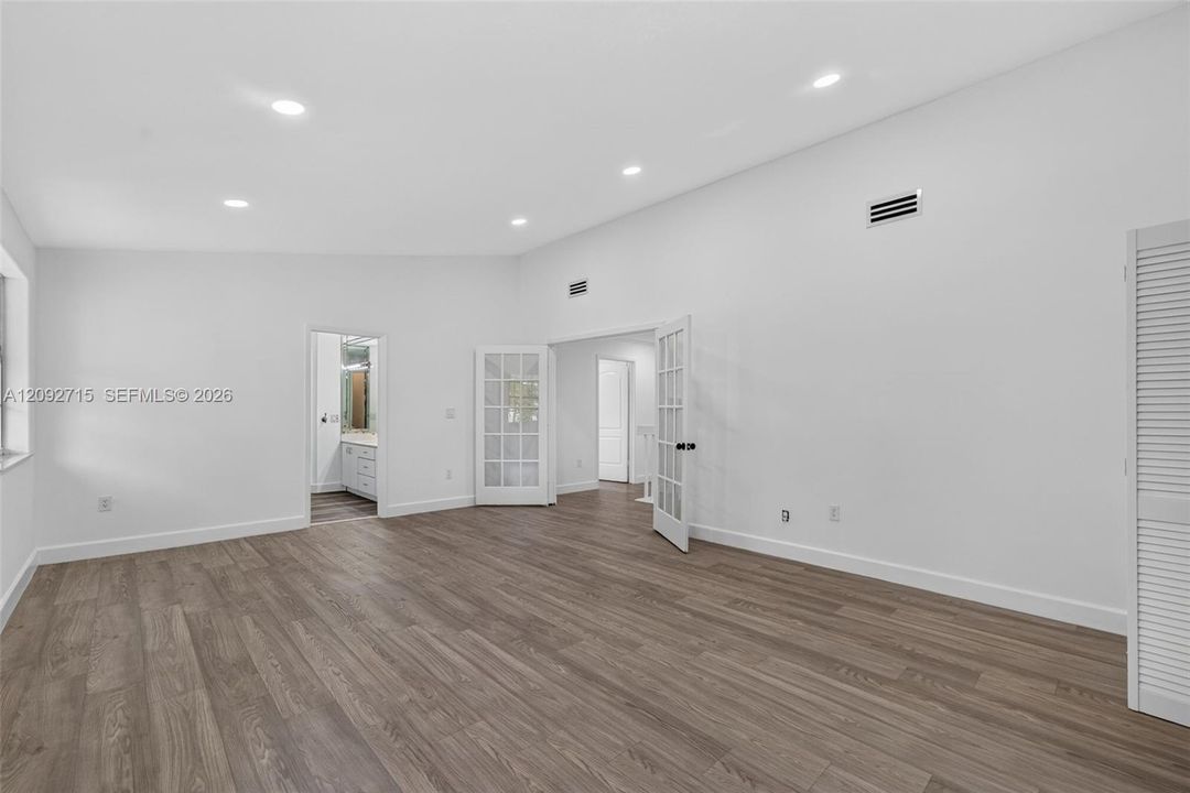 En Venta: $699,000 (5 camas, 2 baños, 2820 Pies cuadrados)
