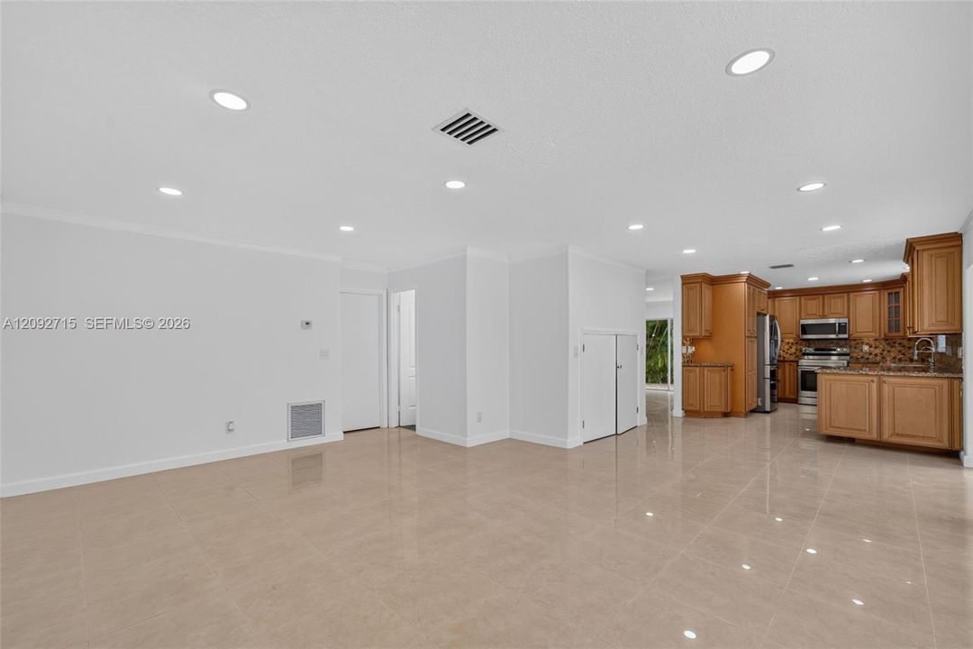 En Venta: $699,000 (5 camas, 2 baños, 2820 Pies cuadrados)