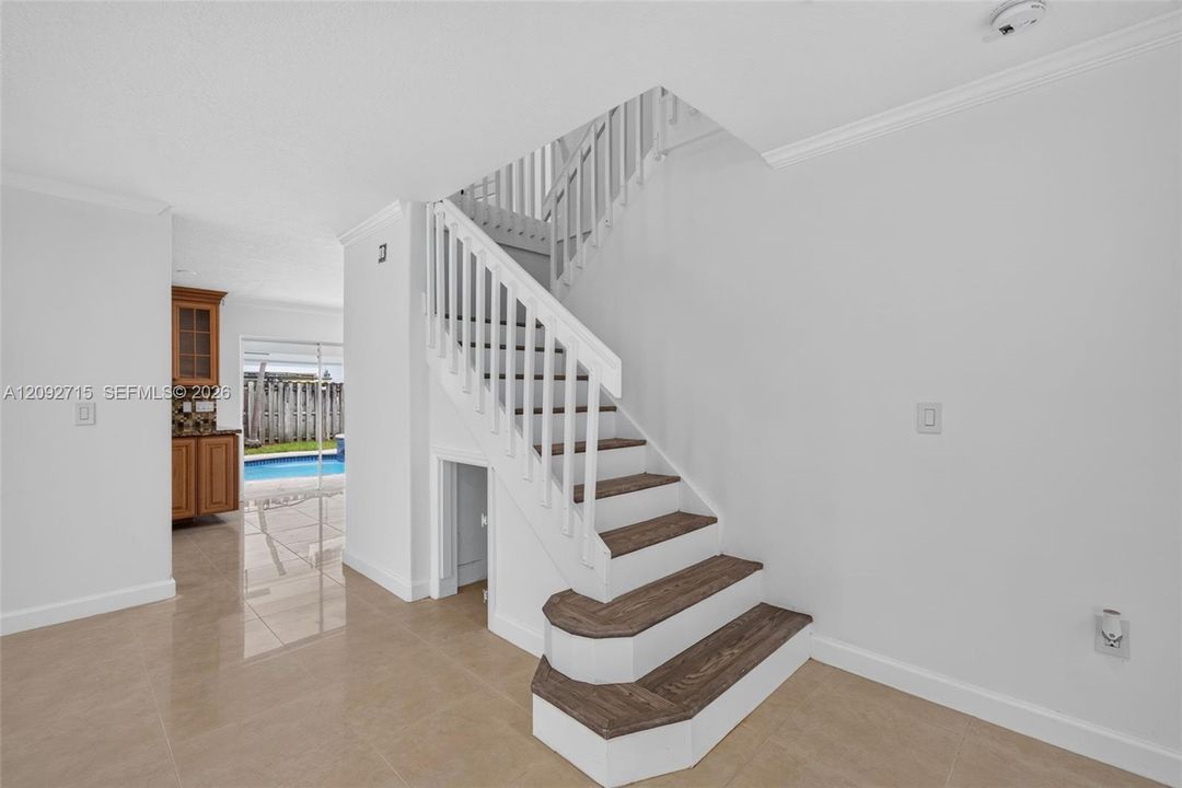 En Venta: $699,000 (5 camas, 2 baños, 2820 Pies cuadrados)