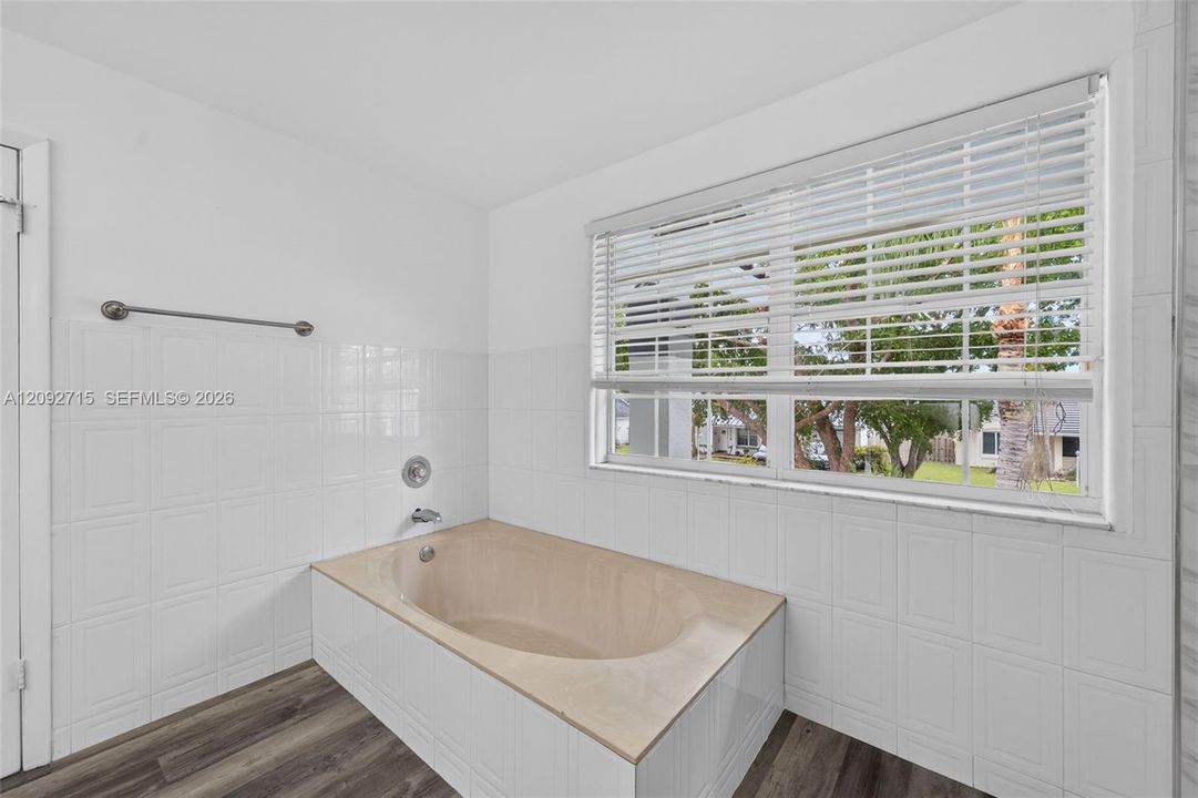 En Venta: $699,000 (5 camas, 2 baños, 2820 Pies cuadrados)