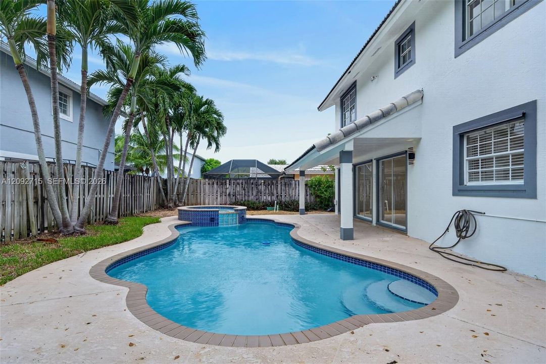 En Venta: $699,000 (5 camas, 2 baños, 2820 Pies cuadrados)