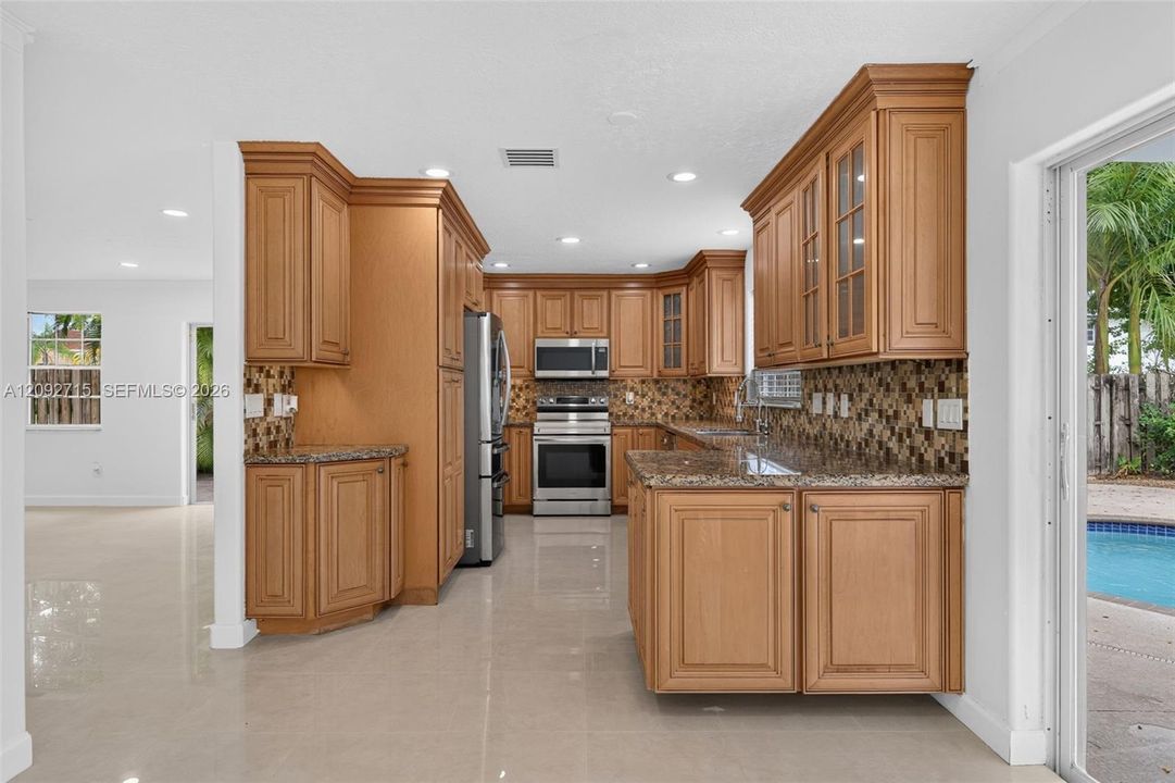 En Venta: $699,000 (5 camas, 2 baños, 2820 Pies cuadrados)