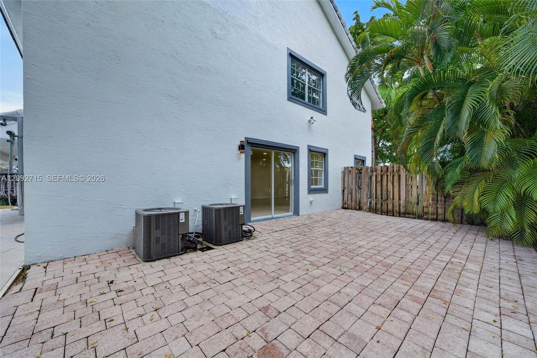 En Venta: $699,000 (5 camas, 2 baños, 2820 Pies cuadrados)