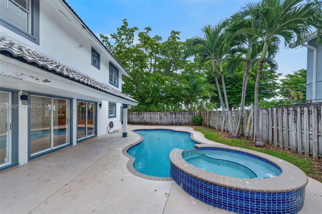 En Venta: $699,000 (5 camas, 2 baños, 2820 Pies cuadrados)