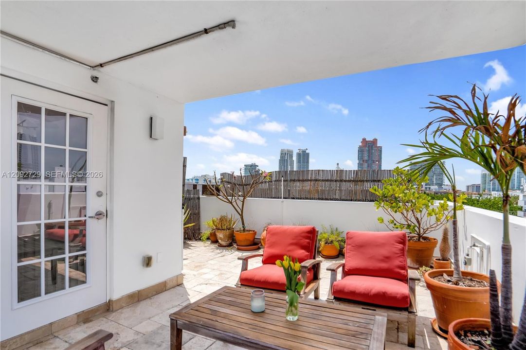 En Venta: $1,299,000 (2 camas, 2 baños, 1115 Pies cuadrados)