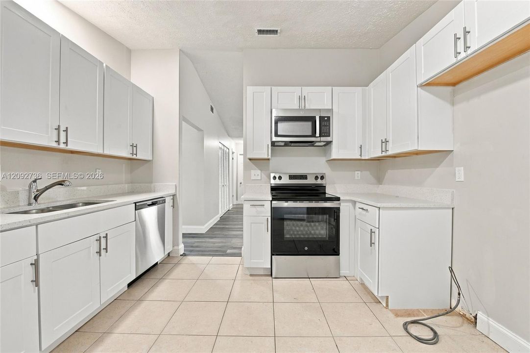 На продажу: $325,000 (3 спален, 2 ванн, 1370 Квадратных фут)