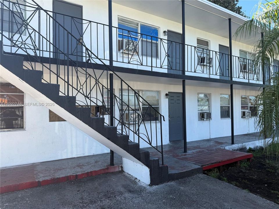 出租: $1,750 (2 贝兹, 1 浴室, 784 平方英尺)