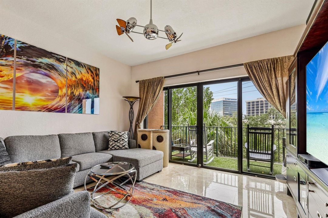 2-web-or-mls-Presidential Way #310-S1809