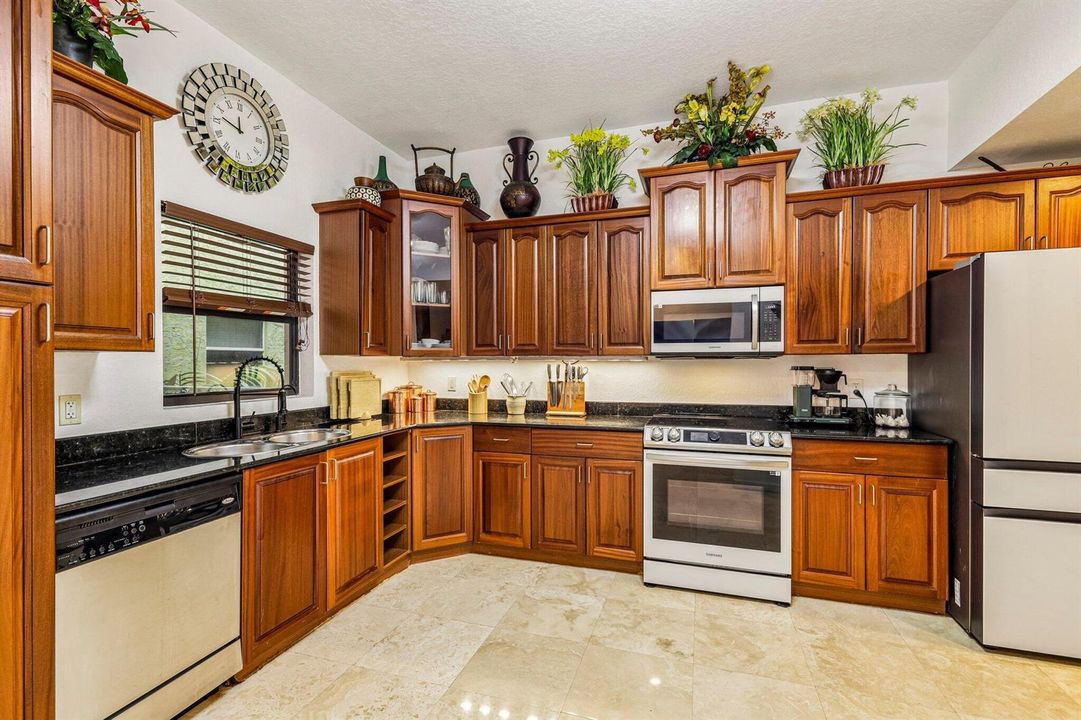 9-web-or-mls-Presidential Way #310-S1809