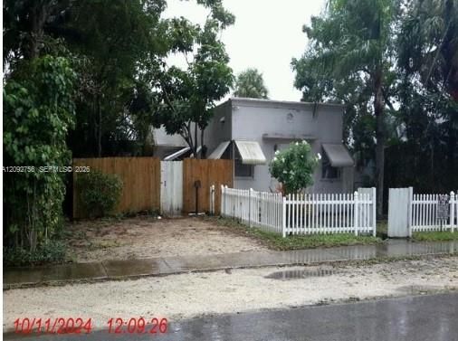 For Rent: $1,300 (1 beds, 1 baths, 2573 Square Feet)