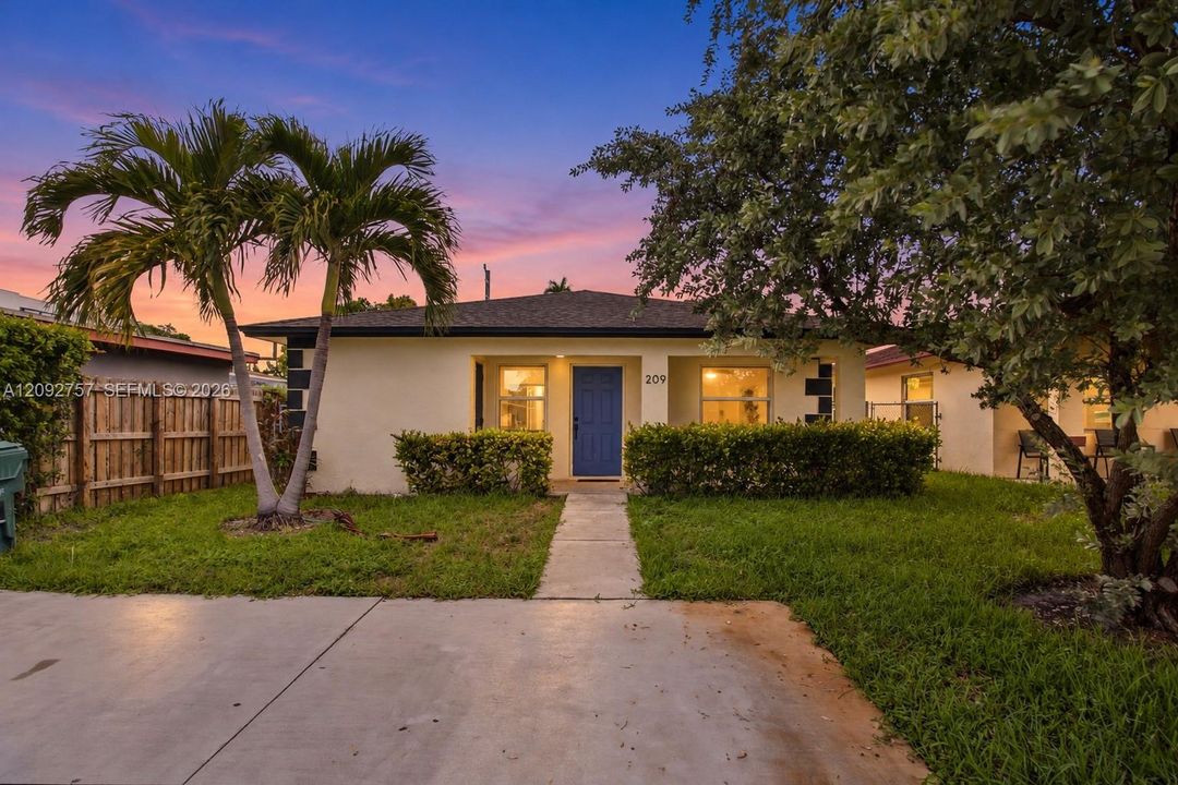 For Rent: $3,700 (4 beds, 2 baths, 1605 Square Feet)