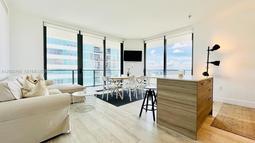 В аренду: $5,500 (2 спален, 2 ванн, 835 Квадратных фут)