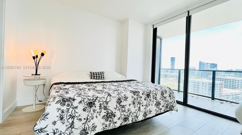 В аренду: $5,500 (2 спален, 2 ванн, 835 Квадратных фут)