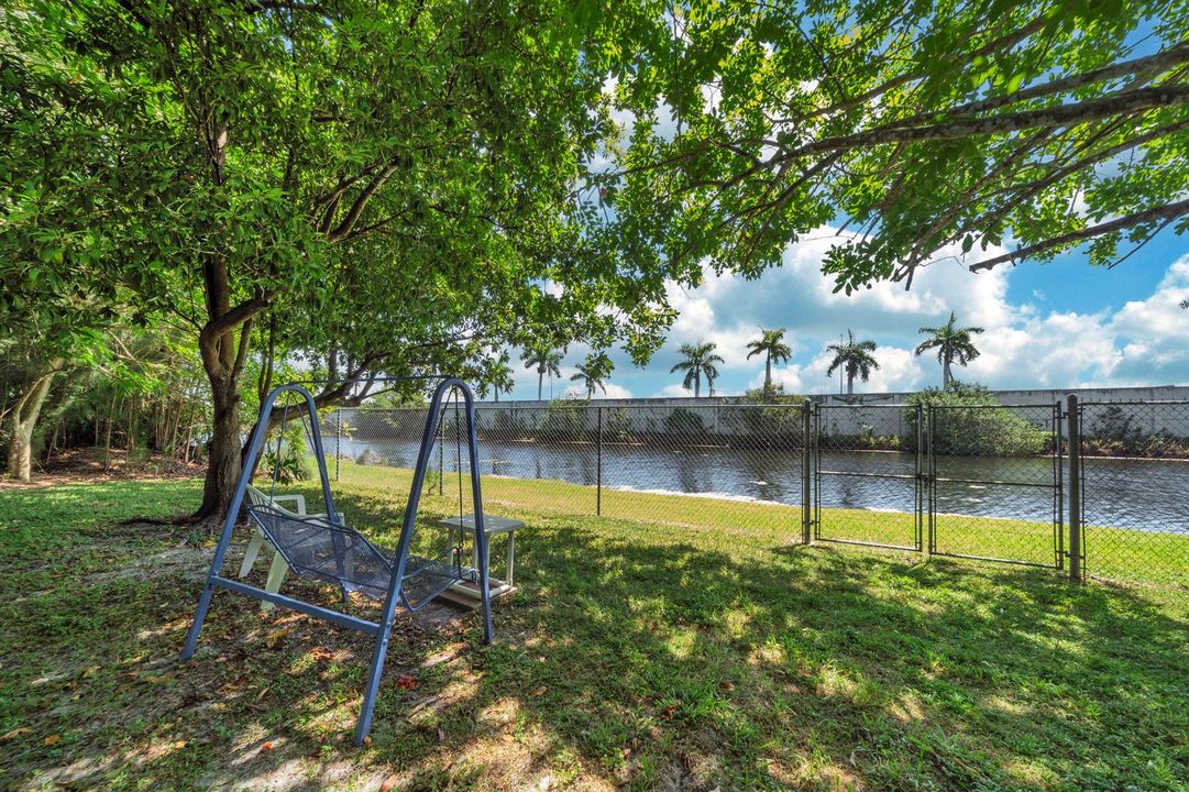 33 Canal Views (3)