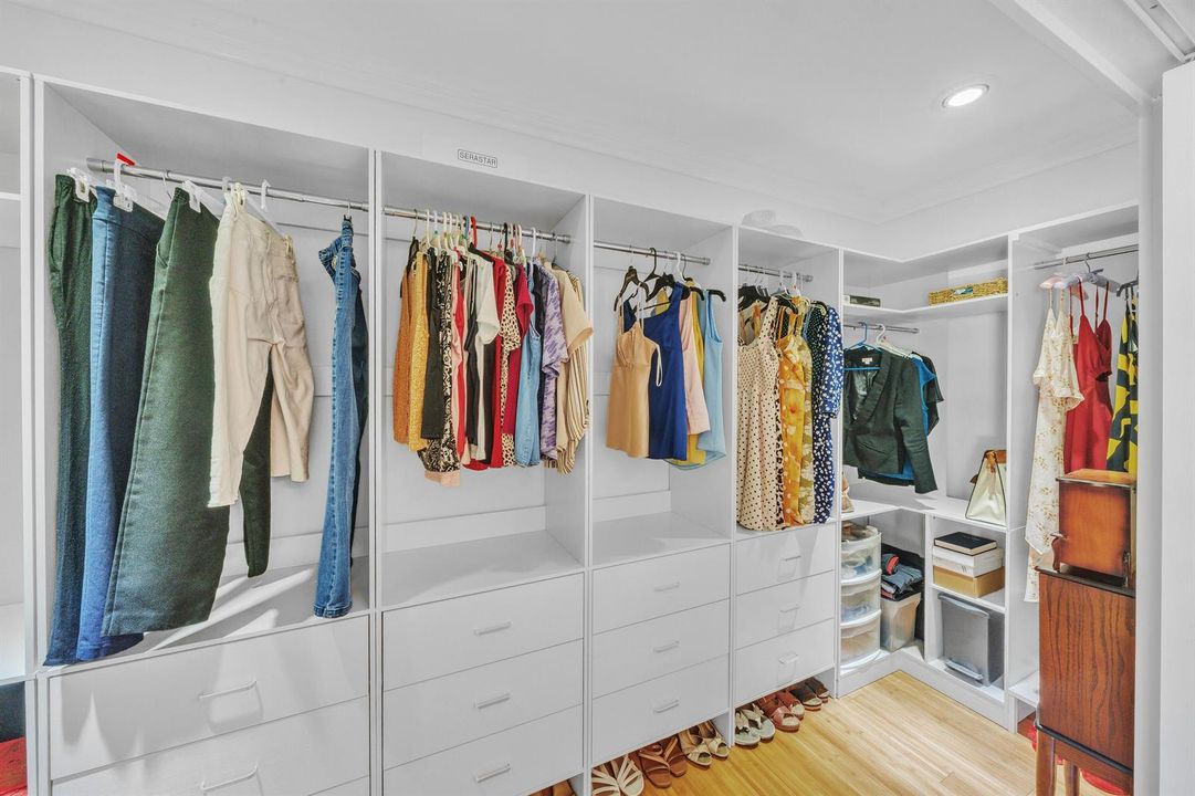 18 Primary Bedroom (2)