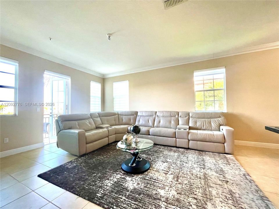 En Venta: $530,000 (3 camas, 3 baños, 1919 Pies cuadrados)