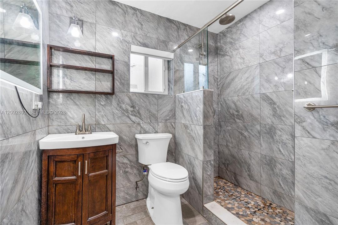 En Venta: $1,299,000 (4 camas, 3 baños, 2365 Pies cuadrados)