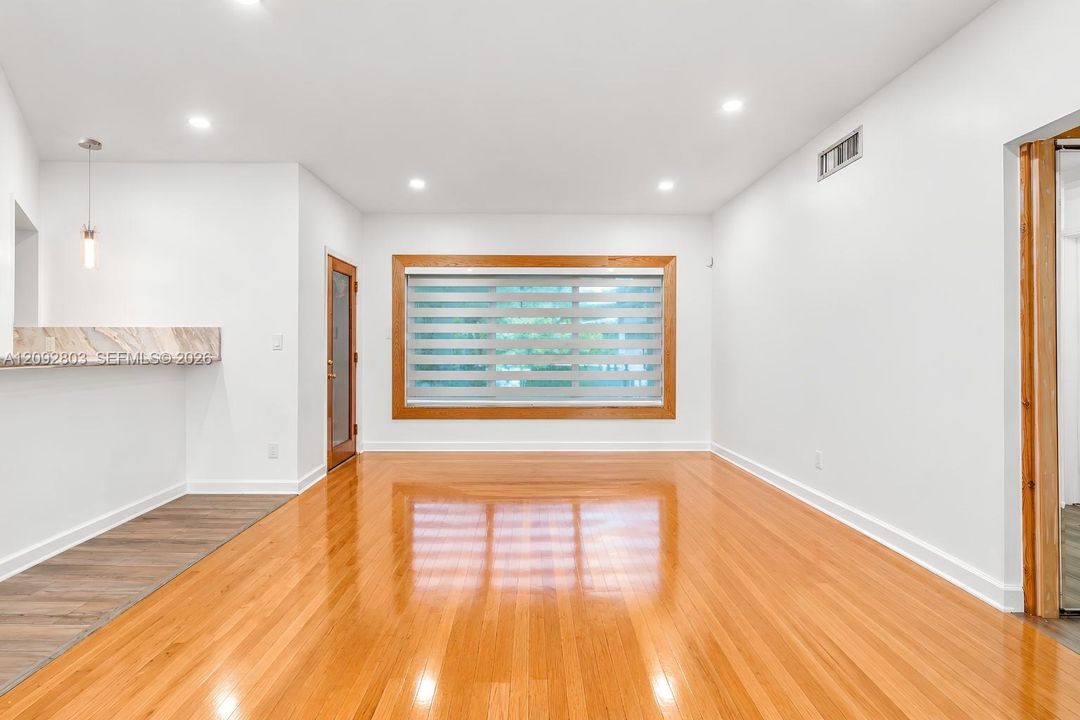 En Venta: $1,299,000 (4 camas, 3 baños, 2365 Pies cuadrados)
