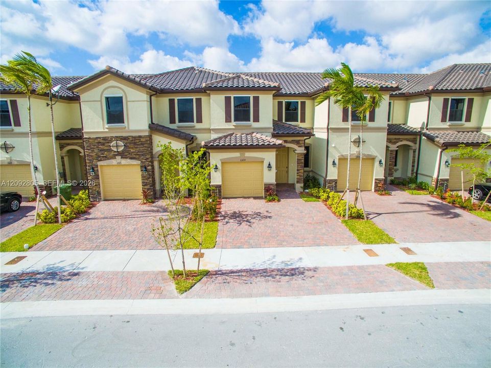 出租: $3,400 (3 贝兹, 2 浴室, 1707 平方英尺)