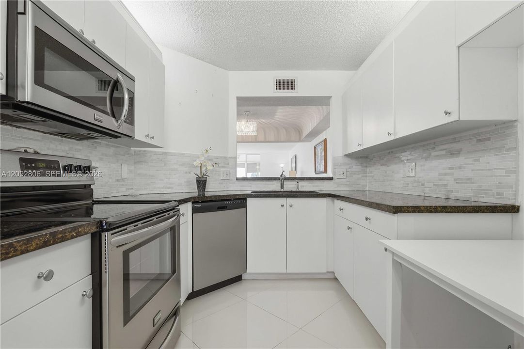 В аренду: $2,700 (2 спален, 2 ванн, 1300 Квадратных фут)