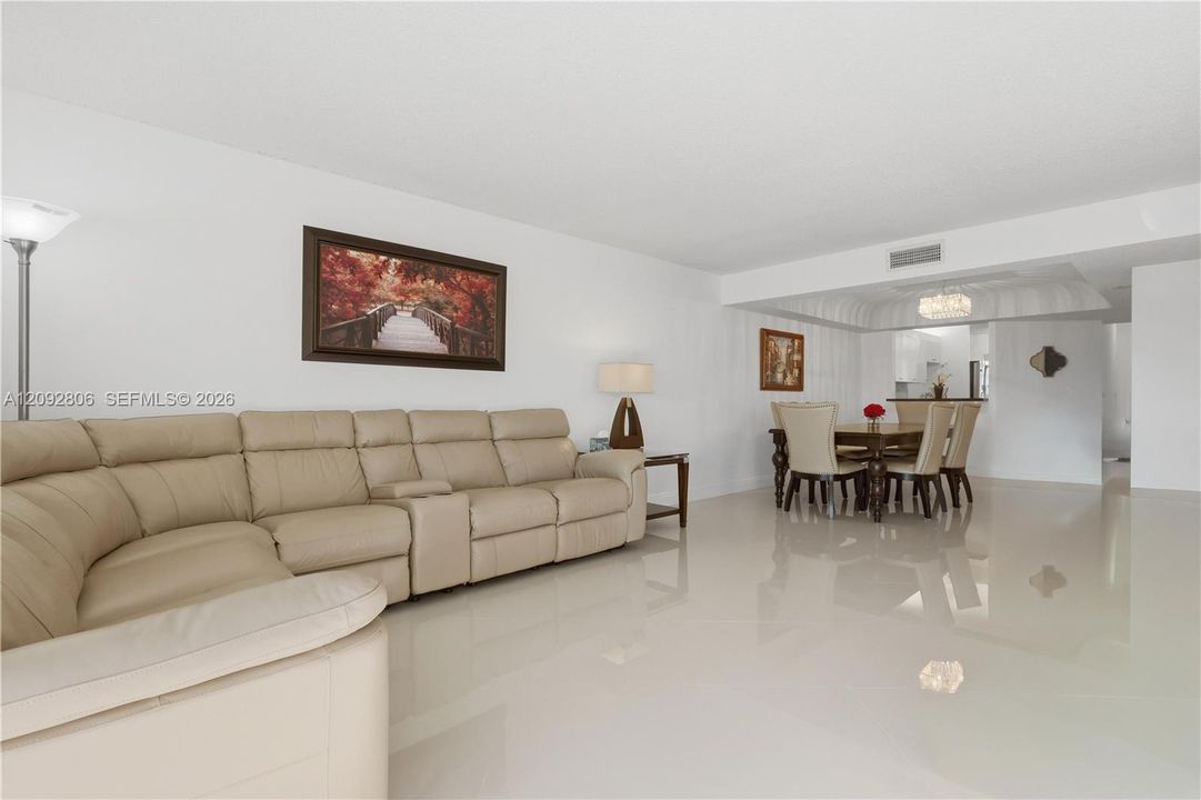 В аренду: $2,700 (2 спален, 2 ванн, 1300 Квадратных фут)