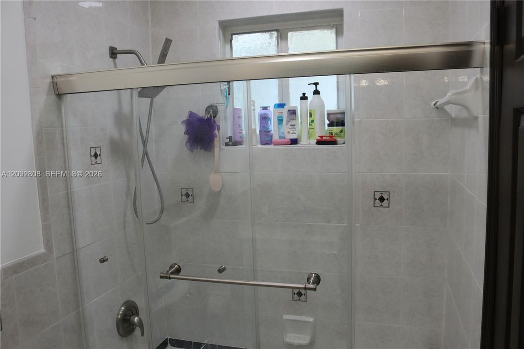 En Venta: $650,000 (4 camas, 2 baños, 1608 Pies cuadrados)
