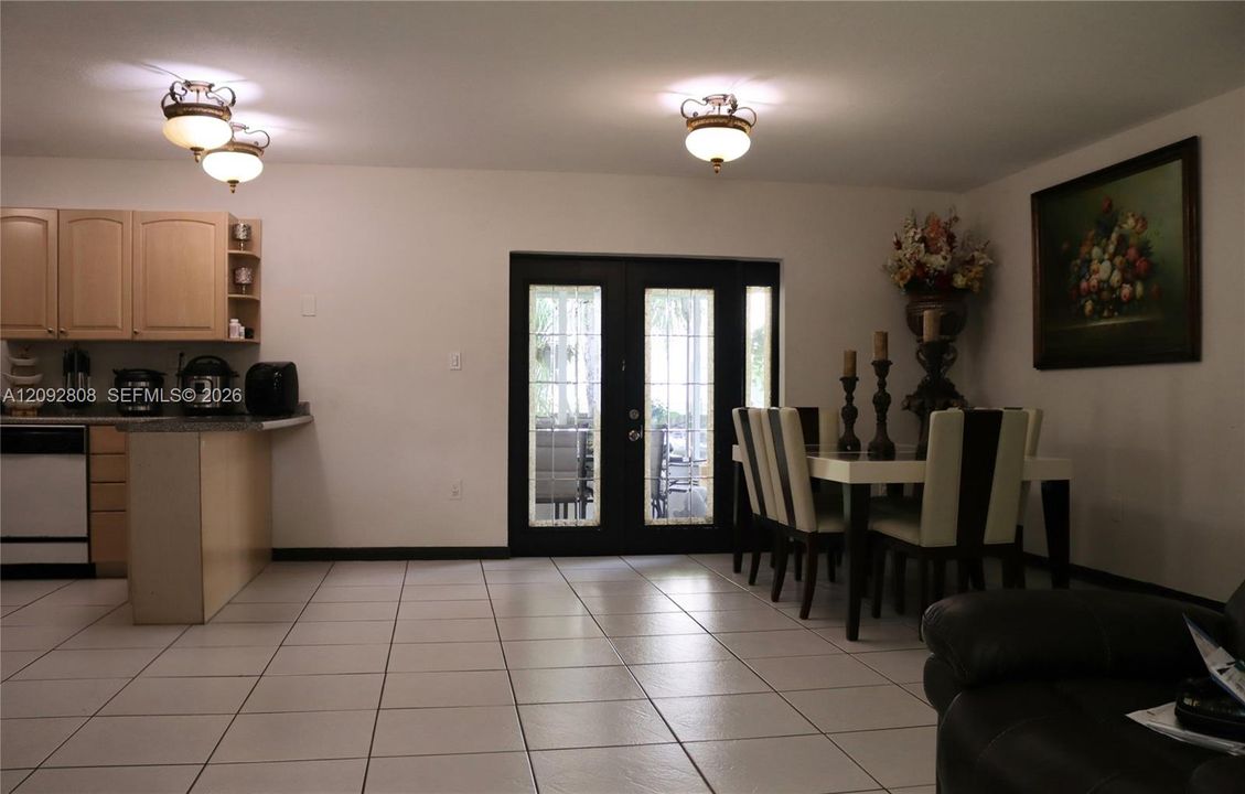En Venta: $650,000 (4 camas, 2 baños, 1608 Pies cuadrados)