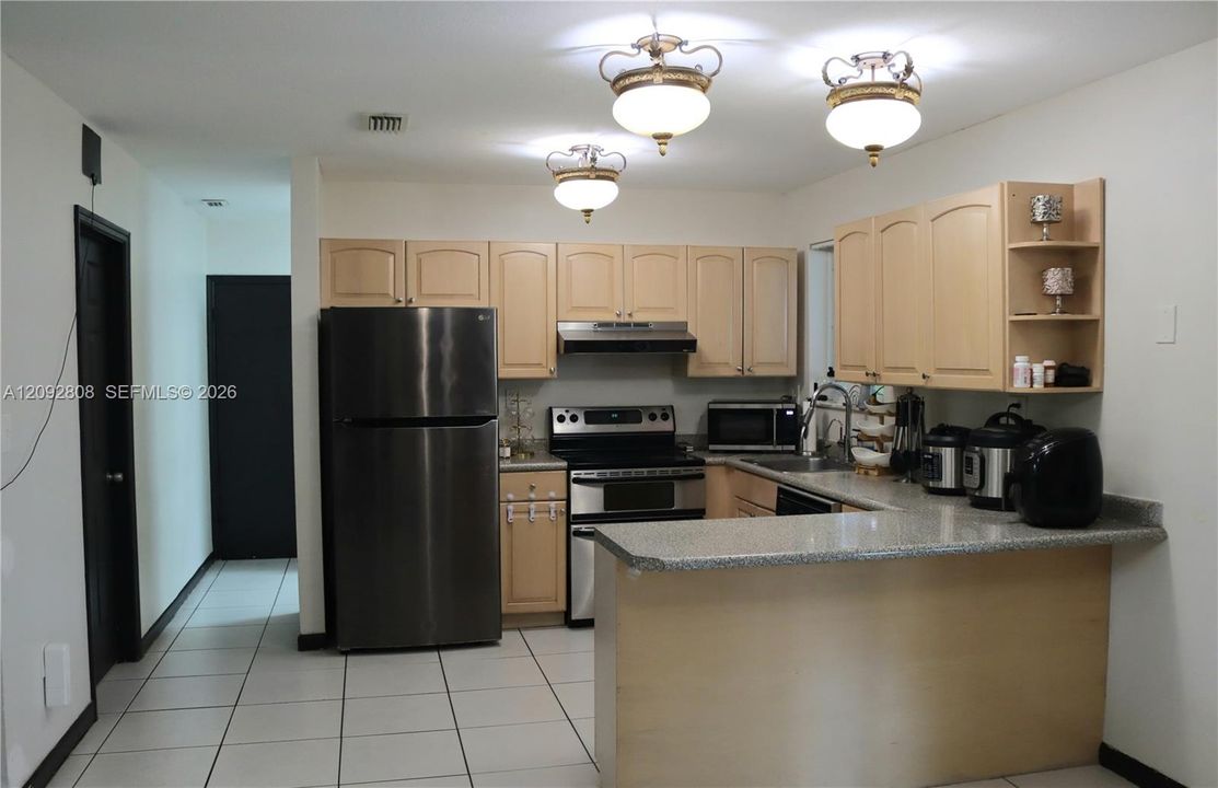 En Venta: $650,000 (4 camas, 2 baños, 1608 Pies cuadrados)