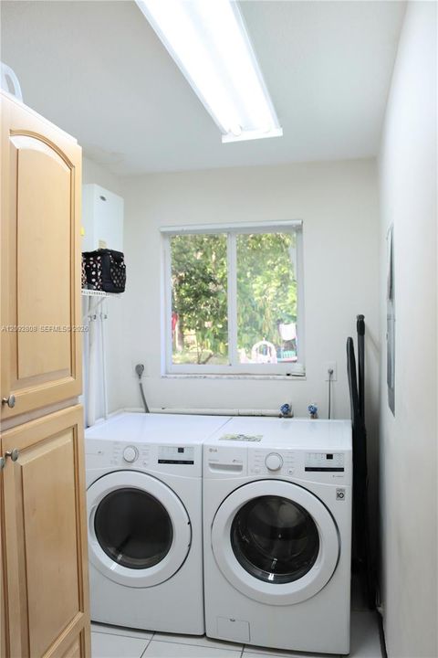 En Venta: $650,000 (4 camas, 2 baños, 1608 Pies cuadrados)