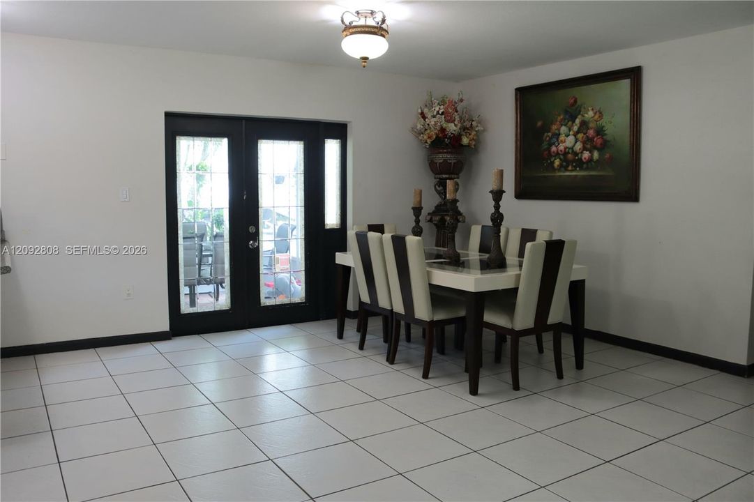 En Venta: $650,000 (4 camas, 2 baños, 1608 Pies cuadrados)