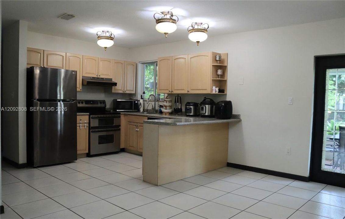En Venta: $650,000 (4 camas, 2 baños, 1608 Pies cuadrados)
