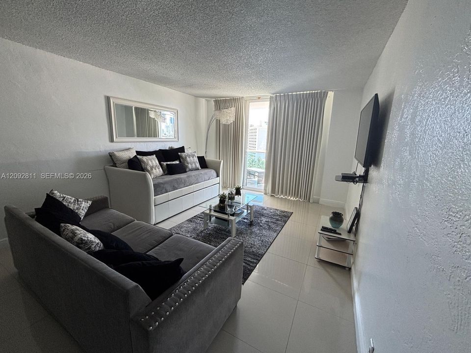 For Sale: $475,000 (1 beds, 1 baths, 1005 Square Feet)