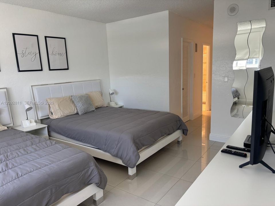 For Sale: $475,000 (1 beds, 1 baths, 1005 Square Feet)