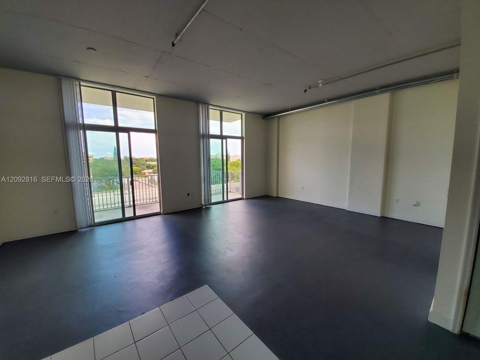 For Rent: $1,875 (1 beds, 1 baths, 738 Square Feet)