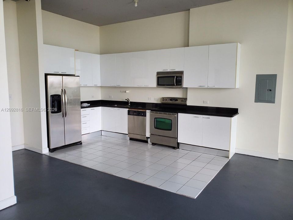 For Rent: $1,875 (1 beds, 1 baths, 738 Square Feet)