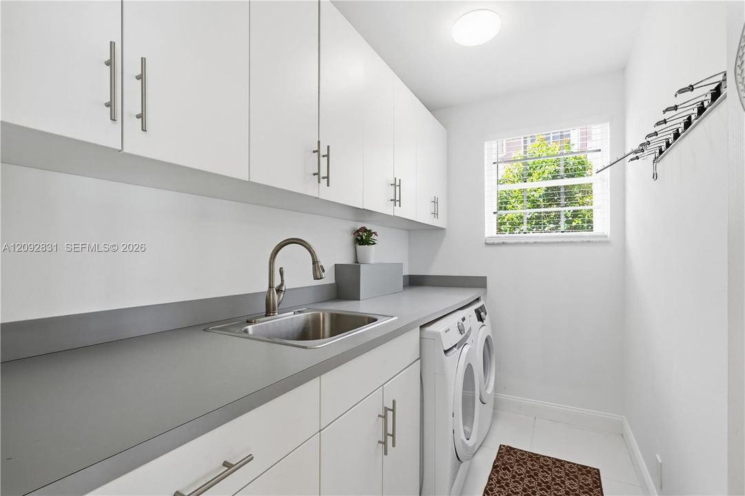 En Venta: $1,559,000 (6 camas, 5 baños, 3894 Pies cuadrados)