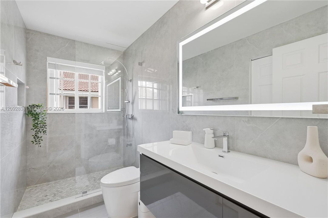 En Venta: $1,559,000 (6 camas, 5 baños, 3894 Pies cuadrados)