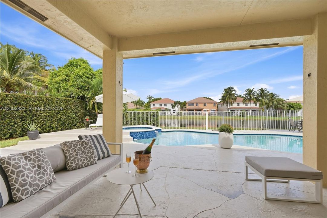 En Venta: $1,559,000 (6 camas, 5 baños, 3894 Pies cuadrados)