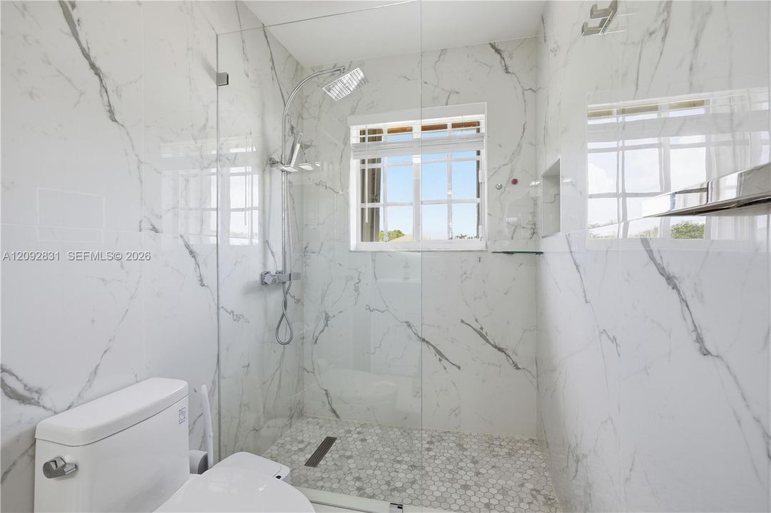En Venta: $1,559,000 (6 camas, 5 baños, 3894 Pies cuadrados)