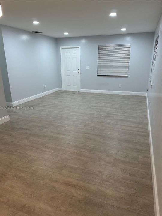 For Rent: $2,800 (3 beds, 1 baths, 1060 Square Feet)