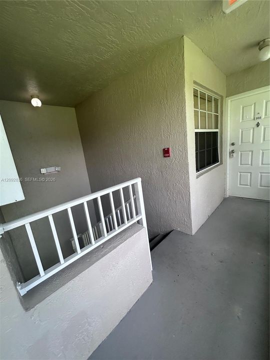 For Sale: $199,000 (2 beds, 2 baths, 981 Square Feet)
