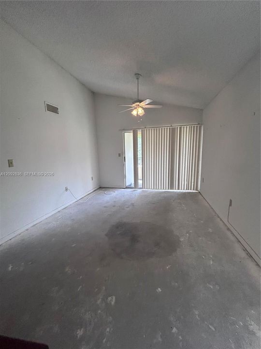 For Sale: $199,000 (2 beds, 2 baths, 981 Square Feet)