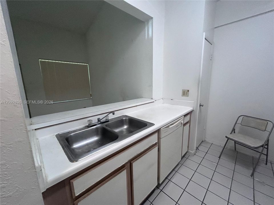 For Sale: $199,000 (2 beds, 2 baths, 981 Square Feet)